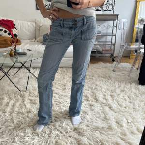 Lågmidjade bootcut jeans 💘 Passar S. Jag är 172 cm för referens 