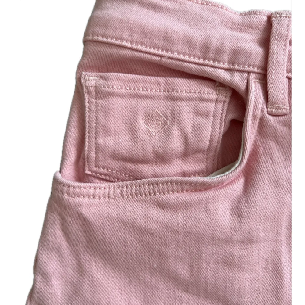Jättefin rosa jeanskjol från gant knappt använd, i nyskick. Storlek 170 cm, 15 years. . Kjolar.