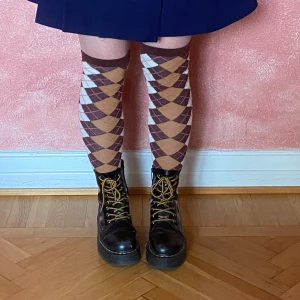 Knästrumpor - Knästrumpor från monki i okej skick. Passar en 37-39a. Snabb affär prioriteras.