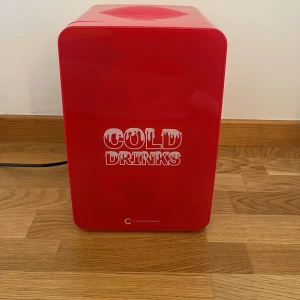 Mini kylskåp - Rött mini kylskåp som man kan ha allt möjligt i men som tyvärr inte kommer till användning hos mig. 