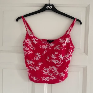 Blommigt linne - Säljer detta korta linne med blommor! Lite nopprig.