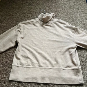Beig tröja  - Säljer denna Beig tröjan från lager 157 i bra skick 