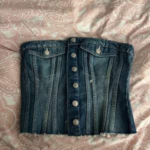 Säljer nu min fina jeans topp från Zara! Super fin till nu i sommar och passar till allt! Toppen har stretch där bak så den är väldigt skön och rörlig. Knappt använd bara testad! Nypris 329kr mitt pris 250kr! Bara att skriva till mig vid fråga💗