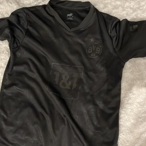 Dortmund fotbollströja  - Säljer denna feta Limited edition Dortmund tröjan med #11 Reus på ryggen. Den heter all black från säsongen 22/23. Perfekt skick och alla tryck sitter kvar. Även äkta 😝
