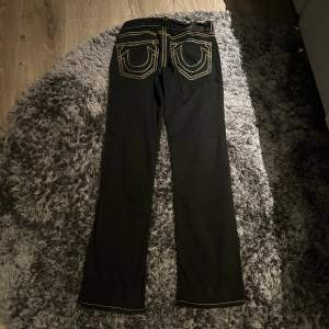 Tvär hard jeans Fet stitching Storlek 29/32 Litet hål vid knät 