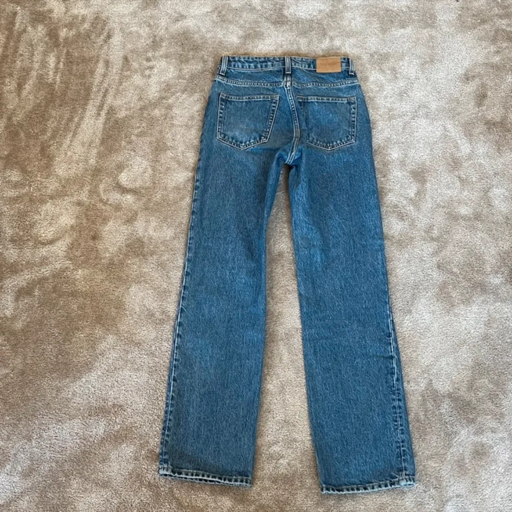 Jag säljer ett par Weekday jeans i modellen Voyage och i färgen Harper Blue. Jeansen är i storleken 24/30 och är använda flera gånger men är fortfarande i mycket bra skick.. Jeans & Byxor.