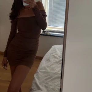 Brun klänning 🤎 - Fin elegant kort brun klänning🤎 skit snygg och ser väldigt lyxig ut, använt endast 1-2 gånger o är i ett väldigt fint skick, skriv privat ifall ni har frågor 🤎pris kan diskuteras (har lagt upp samma fast i färgen grön)