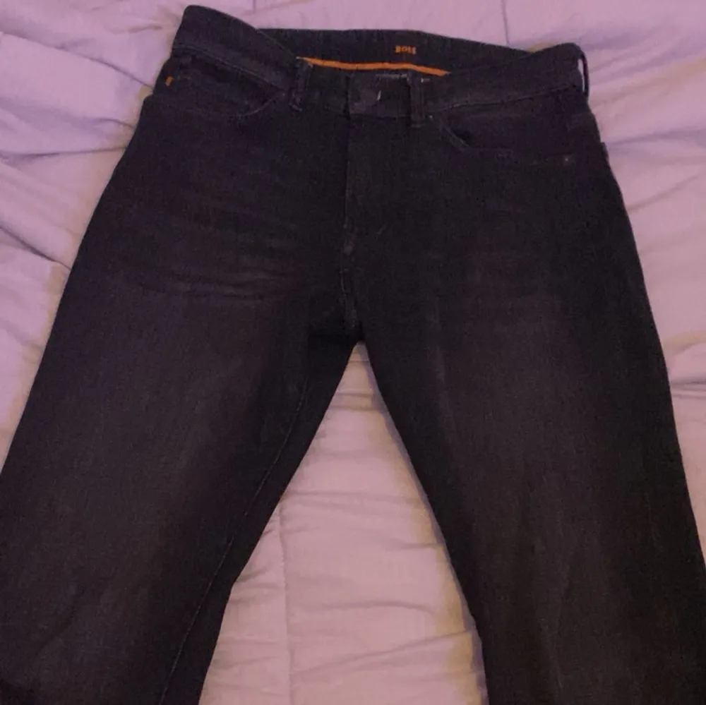 Helt nya Hugo Boss jeans Svarta storlek S passar riktigt bra har använts 1 gång bara , pris kan diskuteras . Jeans & Byxor.