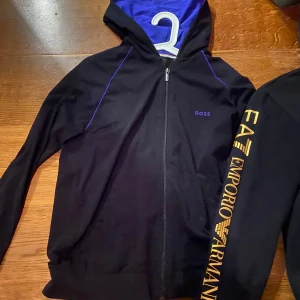 Hugo boss tröja - Säljer dessa tröjor det är storlek medium på alla, kom med bud eller paket pris vill gärna få bort dom så fort som möjligt