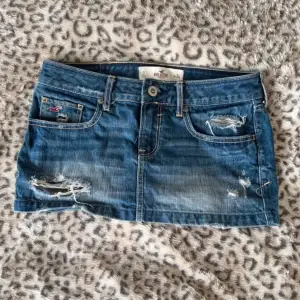 Jeanskjol från hollister, enligt lappen storlek 24 men det stämmer inte, skulle mer säga att den sitter som en w28/S. Midjemått:38 total längd:24 För referens är kjolen något stor på mig som brukar ha xs i underdelar. Köp via köp nu, postar inom 24h