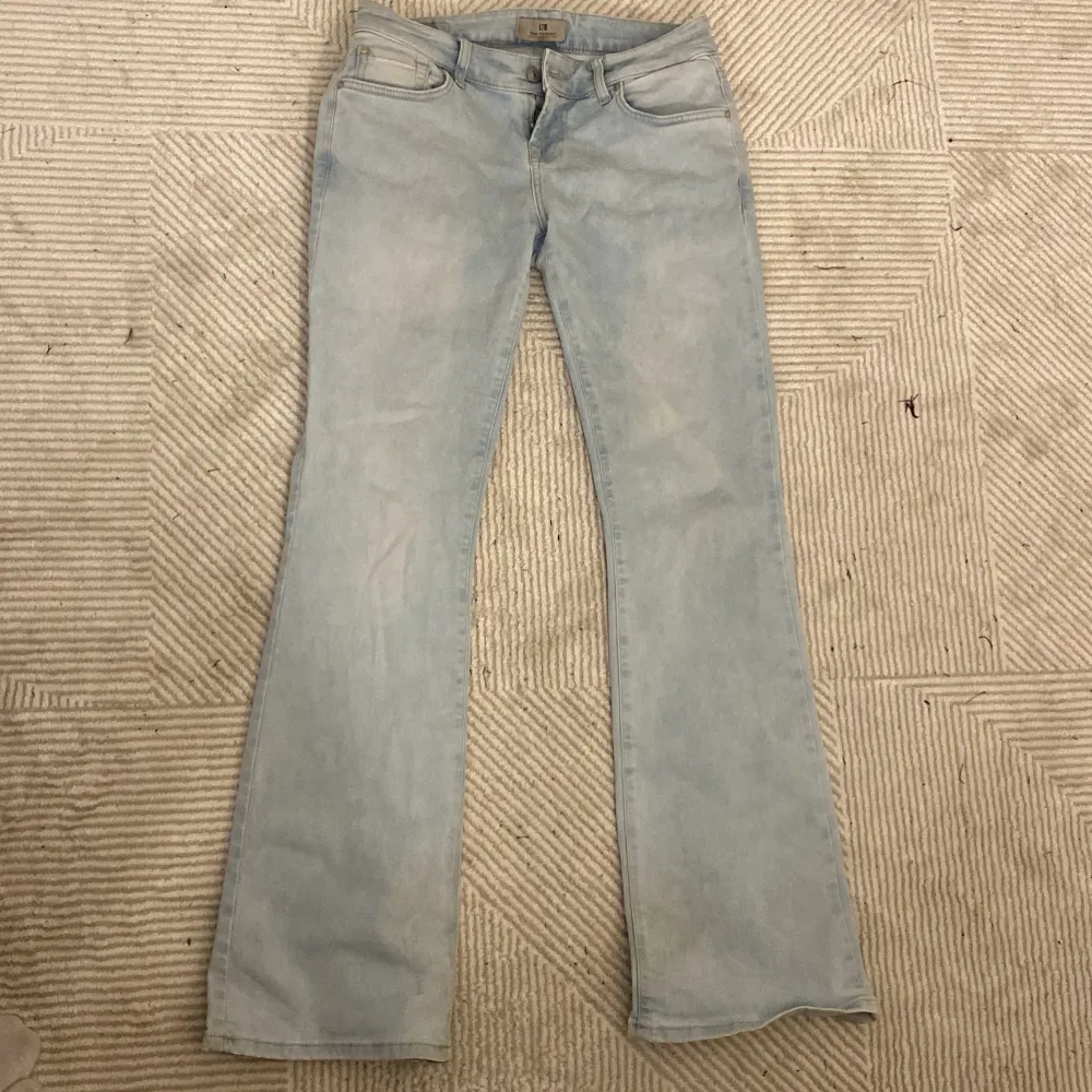 Säljer dessa sjukt snygga och eftertraktade ljusblåa jeansen från ltb🌟så fin färg till sommaren!. Jeans & Byxor.