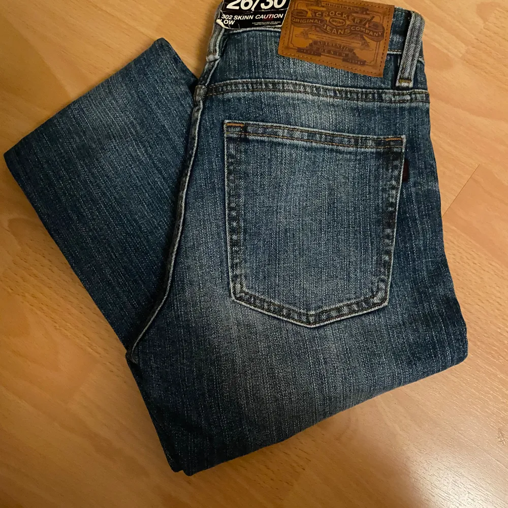 En par fina low waist skinny jeans som aldrig är använda. W 26 L30, passar bra på en som e ca 155 cm. . Jeans & Byxor.