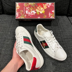 Gucci Ace skor  - Tja! Säljer nu mina riktiga feta gucci skor i sjukt bra skick, skorna är väldigt sparsamt använda! Skick: 8,5/10 | box ingår | Kvitto finns om ni vill se det. Nypris: 8500kr, FAST PRIS 3099kr! 🌟