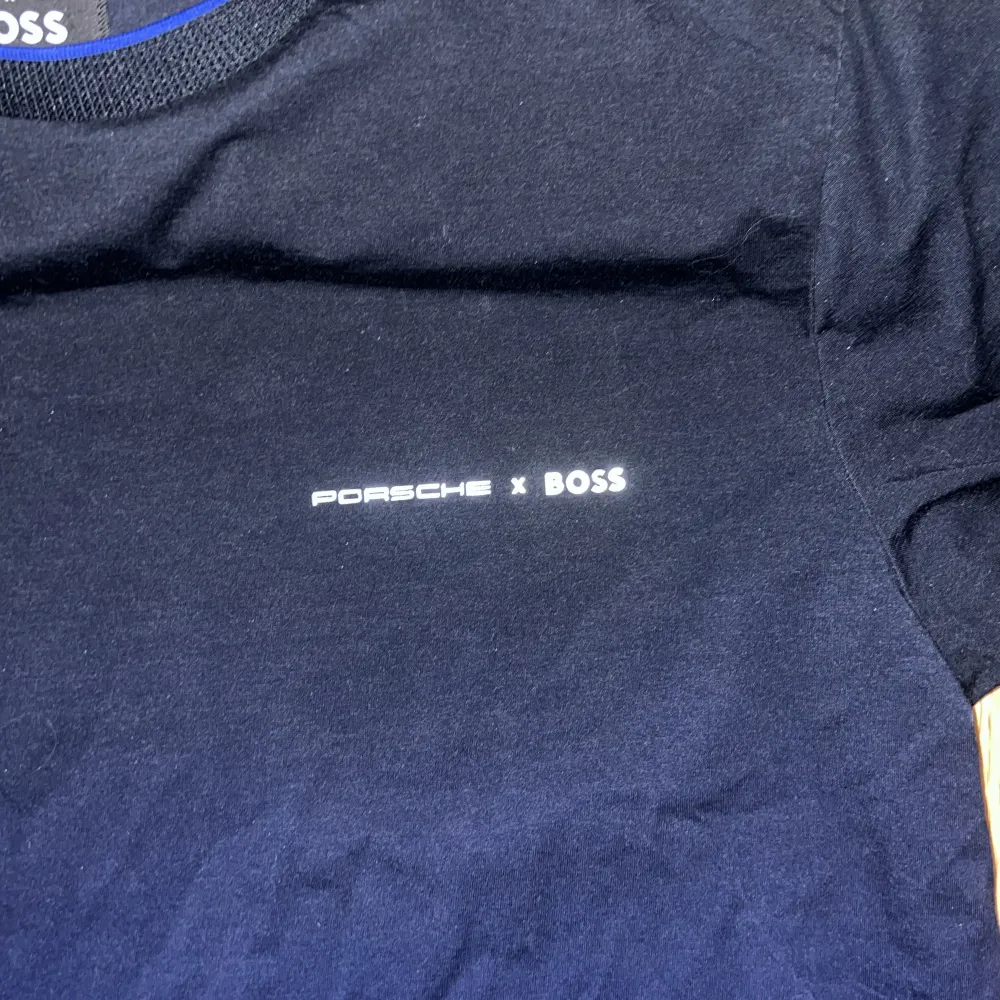 Hugo Boss t-shirt i storlek L men passar mig som vanligtvis använder M. Nyskick. T-shirts.