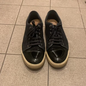 Lanvins skor  - Sköna skor som jag ärvt av farsan eftersom han inte gillar de. Använda men fortfarande glänsiga och rena förutom insidan där sulan har byta för att den gick sönder OBS box finns ej!! Fraktar inte!! 