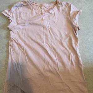 Ljus rosa t-shirt - Super söt t-shirt men inte min still längre och jag hopas på att t-shirten kan hitta sin nya ägare