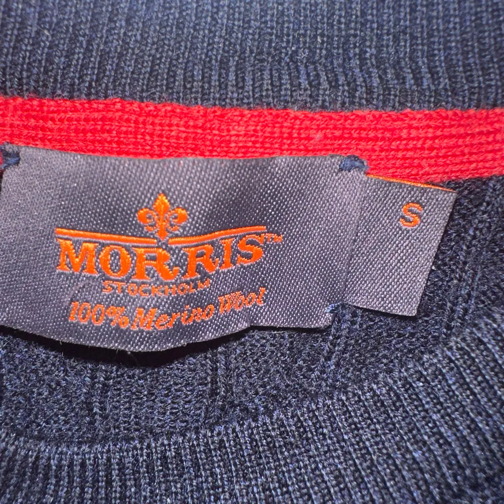 Säljer denna feta Morris tröjan då den har blivit för liten. Tröjan är i 100% merino ull och är i fint skick. Storleken är S men skulle säga att tröjan sitter som en xs. Är runt 179, så tröjan passar perfekt om man är runt 170. Skriv vid funderingar😁. Tröjor & Koftor.