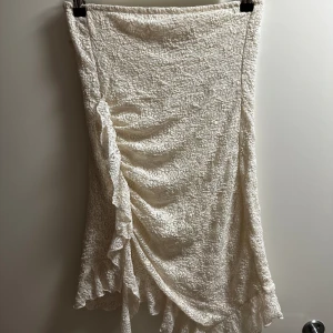 Klänning - Vit klänning. Använd 1 gång. Storlek M passar som S.