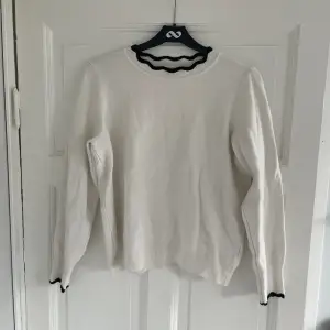 Säljer denna vita sköna tröjan! Storlek M men skulle säga att det är en S.