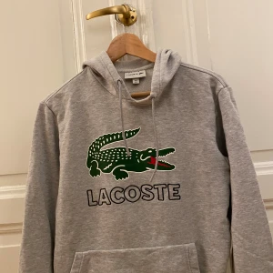 Hoodie - Hoodie i mycket bra skick.😁 Använd ett fåtal gånger. Säljes då den inte passar längre.