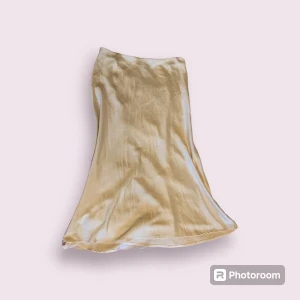 Satinkjol - Jättefin satinkjol i bra skick💓 Storlek M. Resårband i midjan.