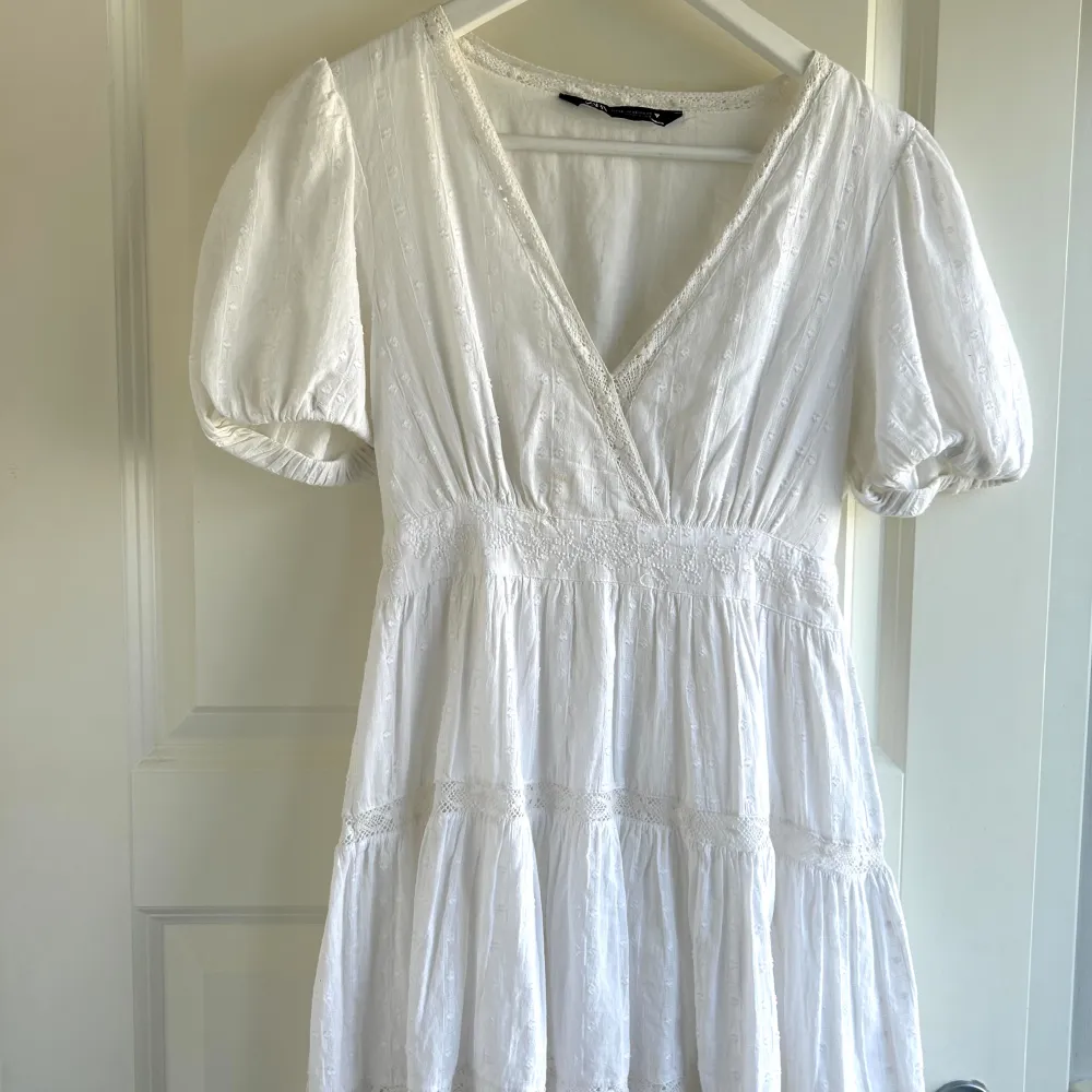 Jättefin, populär vit kort klänning från Zara. Perfekt till student eller skolavslutning! 💕Slutsåld på hemsidan. Hör av er om ni har frågor!. Klänningar.