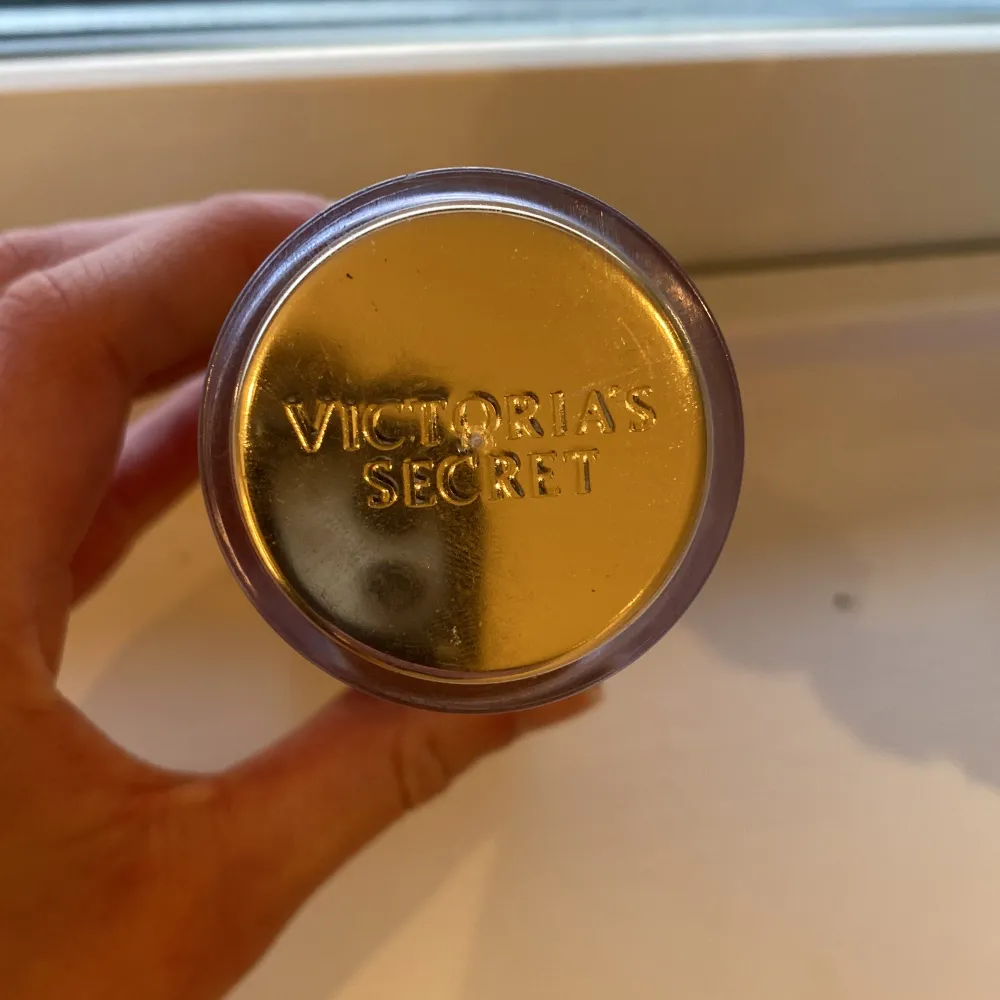 Victoria secret parfym som knappt är använd💞💞. Övrigt.