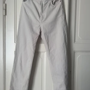 Beiga byxor - Beiga byxor, lite utsvänga vid benen. 