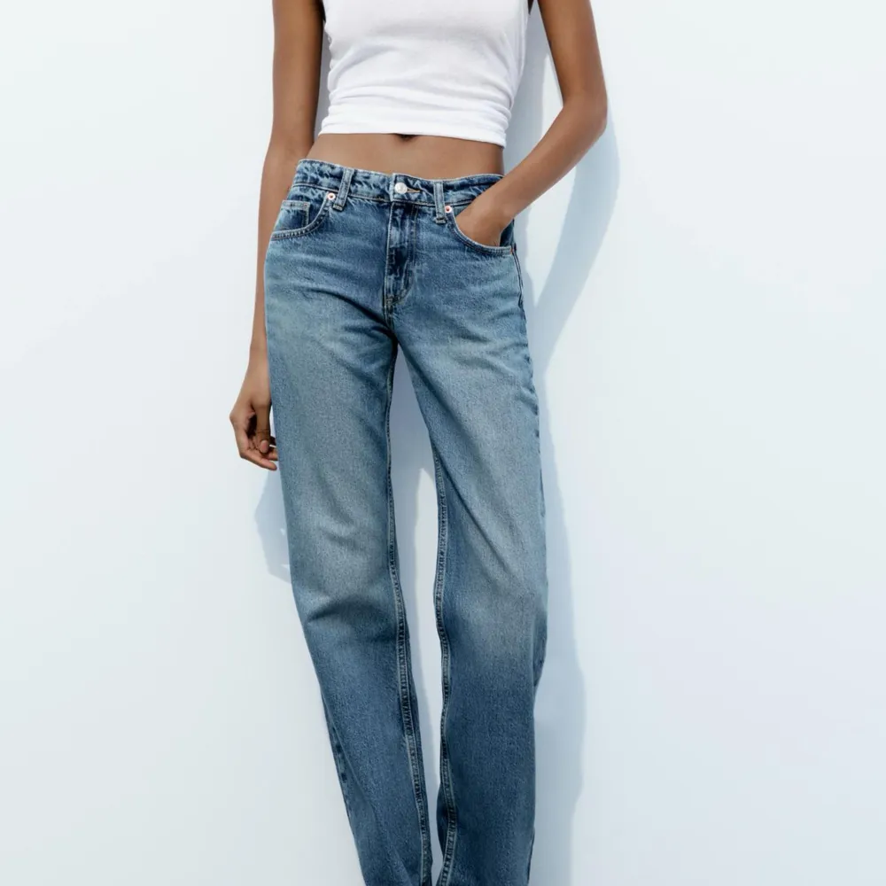 Säljer dessa mid waist straight jeans ifrån zara, oanvända köptes för 400kr . Jeans & Byxor.