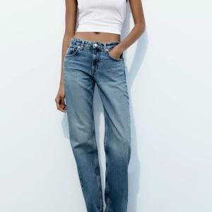 Zara mörkblå jeans - Säljer dessa mid waist straight jeans ifrån zara, oanvända köptes för 400kr 