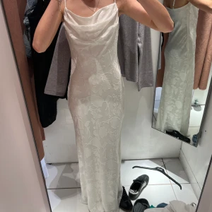 Balklänning / Vit maxi klänning  - Köpt på Gina Tricot men har insett att den ej kommer komma till användning, men sjukt fin och helt kär i mönstret och passformen. Den framhäver verkligen höfterna också!! Så snygg