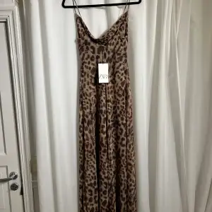 Säljer helt nya leopard klänning från zara storlek s