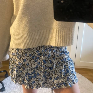 Zara kjol  - Jättefin kjol från zara! Så fint till sommaren, den har även inbyggda shorts i samma tyg och material under så man behöver inte tänka på om den ska flyga upp💕 storlek L men liten i storleken så passar S och M💕💕 nypriset var 359kr mitt pris 99kr💕💕 