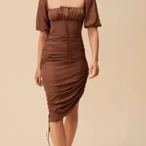 Helt ny, lappar kvar. Palermo dress från Adoore. 36, brun. Sitter tight, passar XS/S. Säljs pga för liten för mig. 