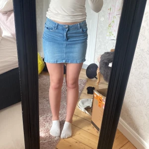 Esmara kjol - Fint skick, är i storlek 38 men passar mig som har 36. Säljes för 80+frakt🩵