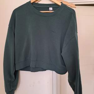 Grön långärmad Croppad sweatshirt från H&M. Använd några gånger men är i mycket fint skick. Mer grön i verkligheten ön vad som framkommer på bilderna. 