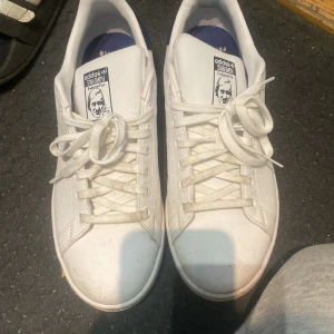 Stan smith skor - Säljer dessa så fina stan Smith då dom var för stora. Dom är 38 och 2/3. Endast använda 2 gånger så nästan helt nyskick