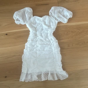 Klänning  - Fin vit klänning🤍 knappt använd, väldigt fint skick. Kan användas till student, midsommar, under sommaren osv🤍 skriv privat ifall ni har frågor  