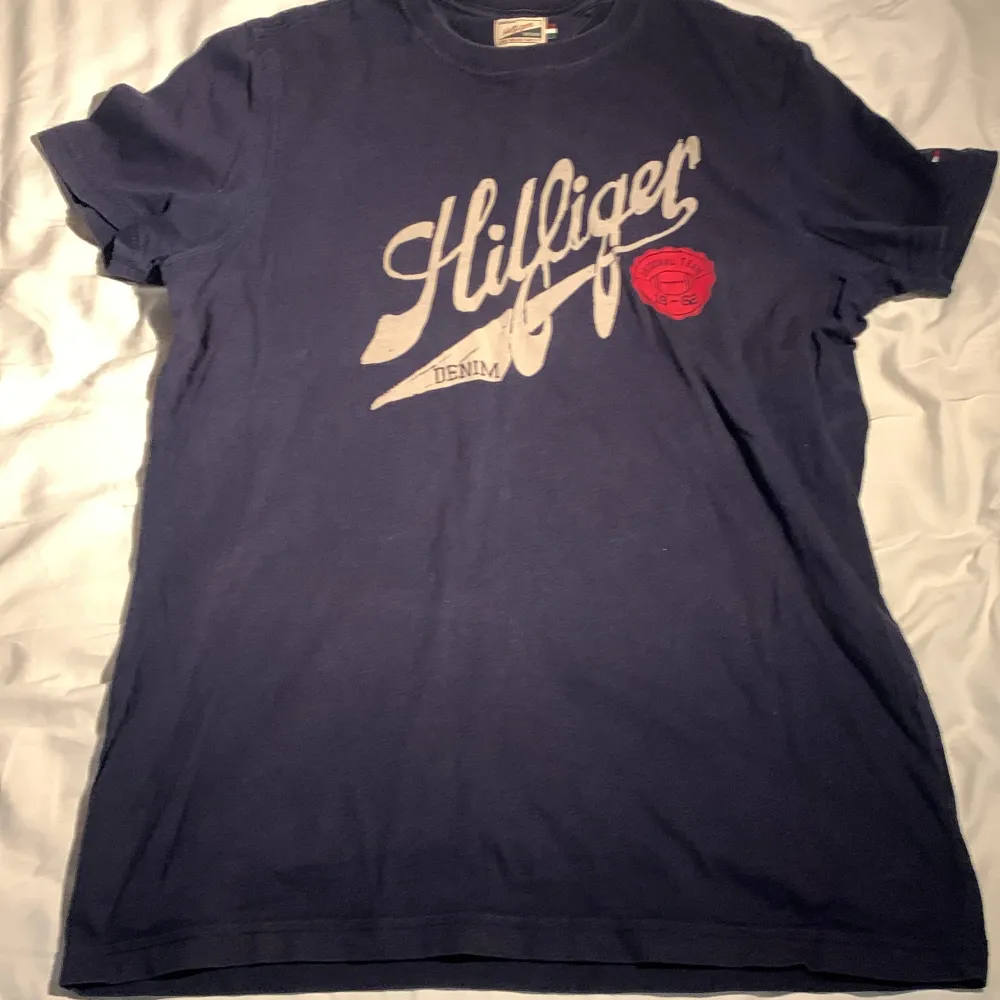 Mörkblå Tommy Hilfiger t shirt, säljer eftersom jag inte har användning för den. Skick 9/10. T-shirts.