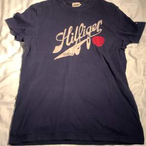 Mörkblå Tommy Hilfiger t shirt, säljer eftersom jag inte har användning för den. Skick 9/10