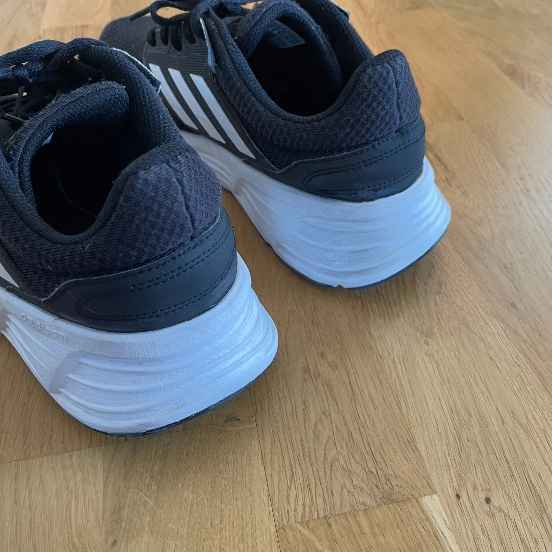 Svarta Adidas löparskor - 90