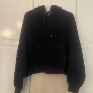 Hoodie - Fluffig hoodie från Monki i storlek M💙