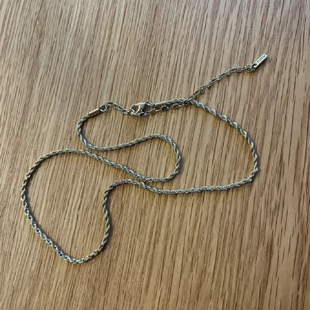 Halsband från pilgrim som jag köpte till min studentdag. Knappt användt sedan dess  150 kr 🩷. Accessoarer.