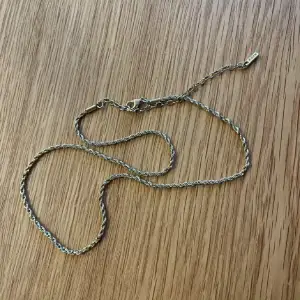 Halsband från pilgrim som jag köpte till min studentdag. Knappt användt sedan dess  150 kr 🩷