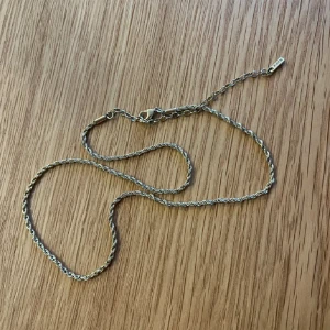 Halsband pilgrim - Halsband från pilgrim som jag köpte till min studentdag. Knappt användt sedan dess  150 kr 🩷