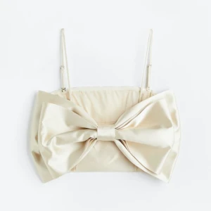 Crop top med rosett - Crop top från hm, stl S. Endast provad. 200kr. 46kr frakt eller upphämtning i Västerås.