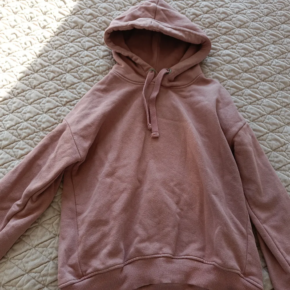 Smutsrosa hoodie i storlek XS -S, använd några få tillfällen men finns inget slitage på tröjan! :) . Hoodies.