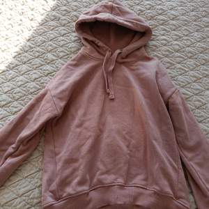 Smutsrosa hoodie i storlek XS -S, använd några få tillfällen men finns inget slitage på tröjan! :) 