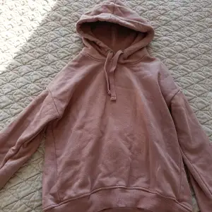Smutsrosa hoodie i storlek XS -S, använd några få tillfällen men finns inget slitage på tröjan! :) 