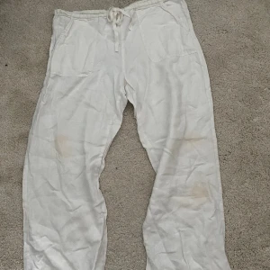 Lågmidjade linnebyxor från H&M - Jättefina lågmidjade linnebyxor från H&M som är perfekta till sommaren🥰  Byxorna är lite missfärgade, det syns på bilden. Priset kan alltid diskuteras! Storlek 38, skriv till mig om du vill att jag ska kolla måtten/skicka fler bilder💗